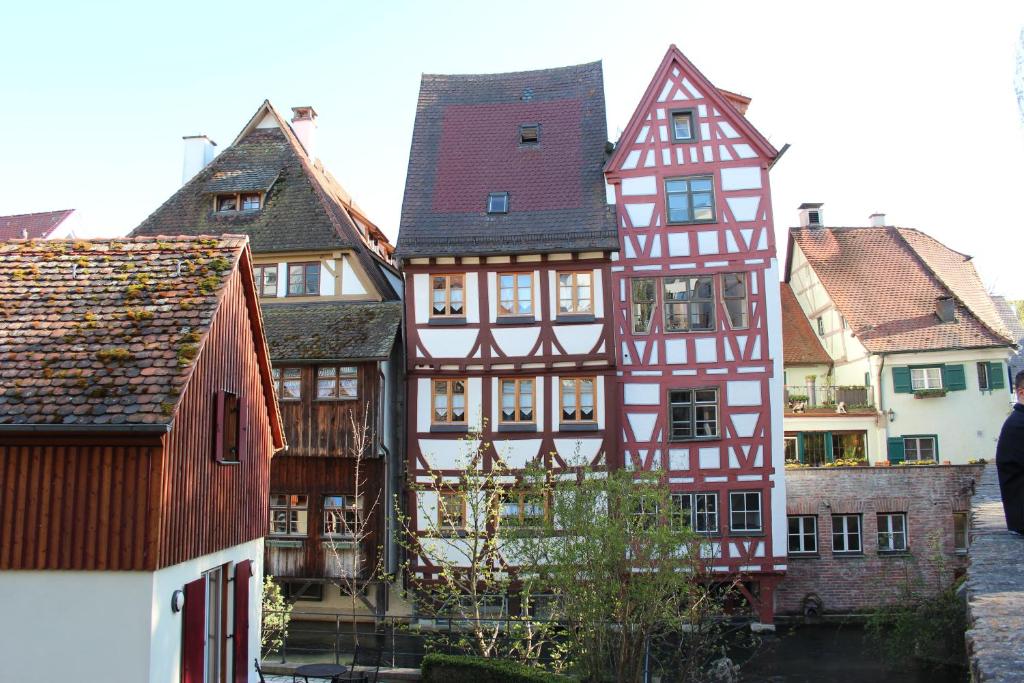 un grupo de casas con entramado de madera en una ciudad en Hotel Schmales Haus en Ulm