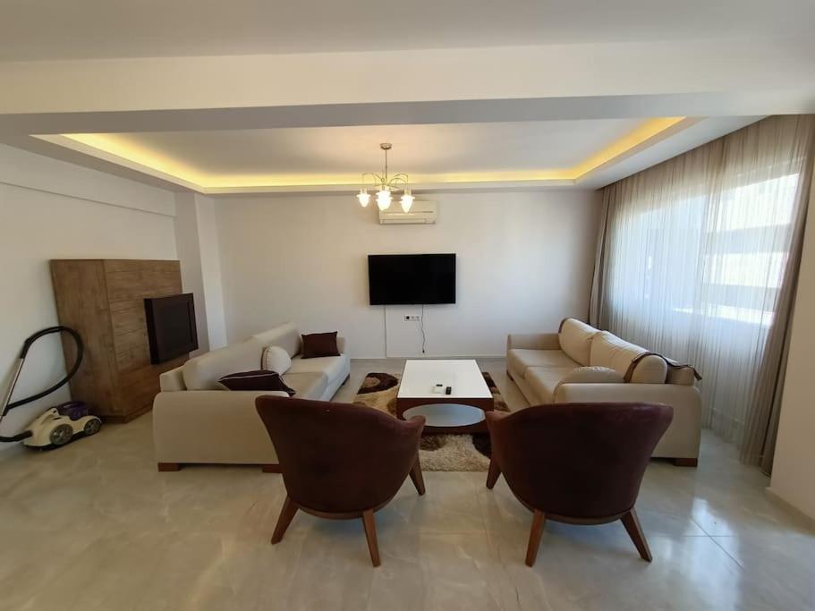 Ruang duduk di Flat For Rent At The City Center Of Kuşadası