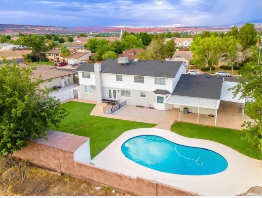 una vista aérea de una casa con piscina en Cozy Adventure Casita, en St. George