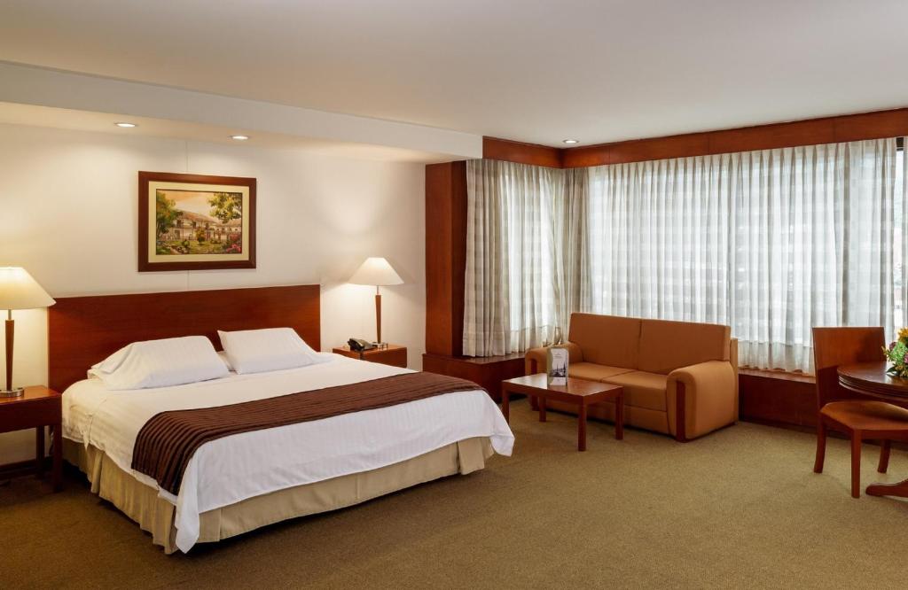 Llit o llits en una habitació de Torre de Cali Plaza Hotel