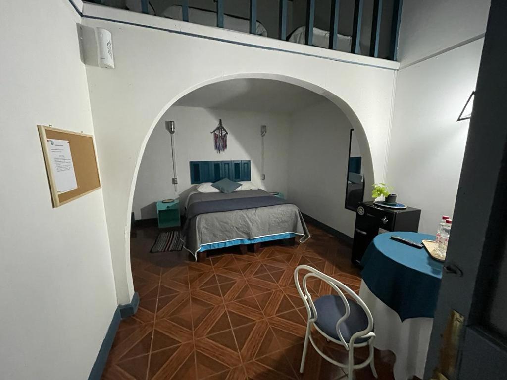 - une chambre avec un lit, une table et une chaise dans l'établissement ICCE HOTEL, à Santiago