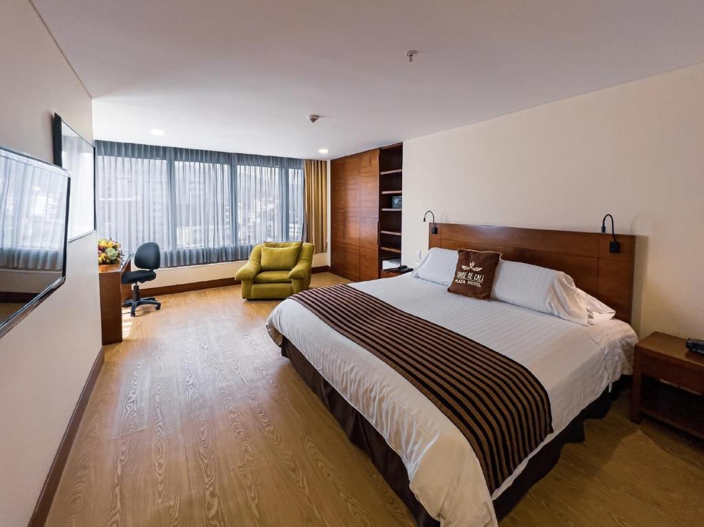 Llit o llits en una habitació de Torre de Cali Plaza Hotel