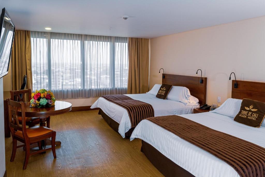 Llit o llits en una habitació de Torre de Cali Plaza Hotel
