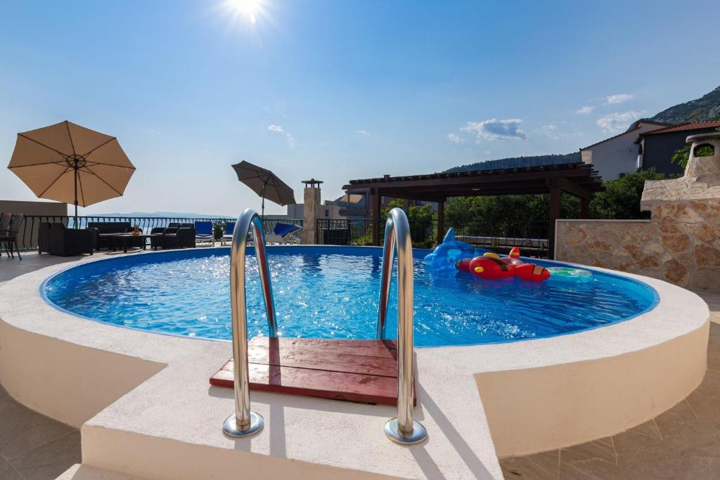 Bazén v ubytovaní NAVIS Sea View Apartment with pool alebo v jeho blízkosti