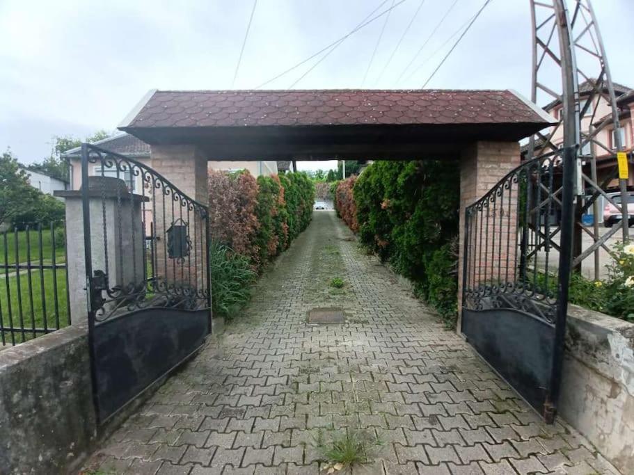 una entrada a una entrada con puerta de hierro en Apartman u potkrovlju en Sremski Karlovci