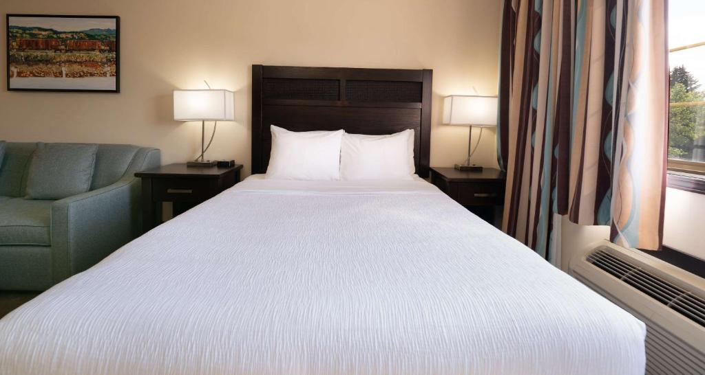 Postel nebo postele na pokoji v ubytování Prestige Rocky Mountain Resort Cranbrook, WorldHotels Crafted