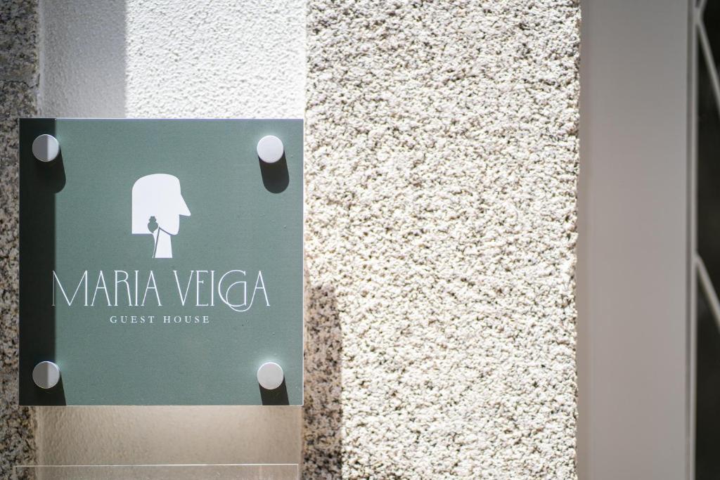 una señal para una pizzería en una pared en Maria Veiga Guest House, en Viana do Castelo