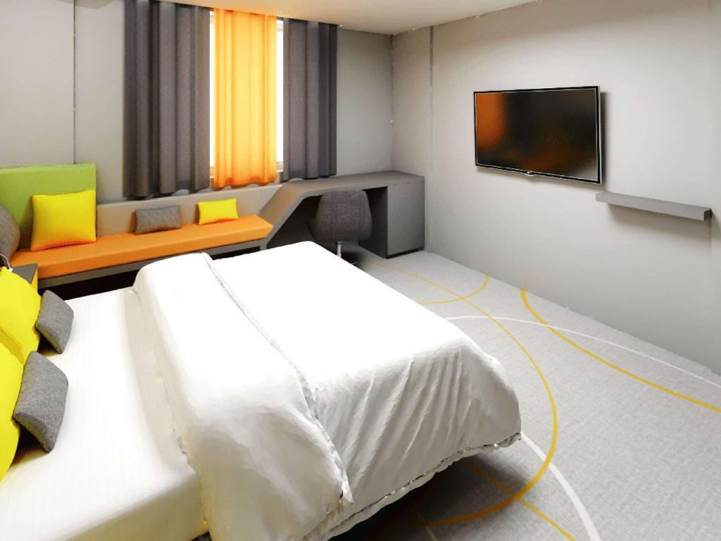 TV a/nebo společenská místnost v ubytování Ibis Styles Bucharest Airport