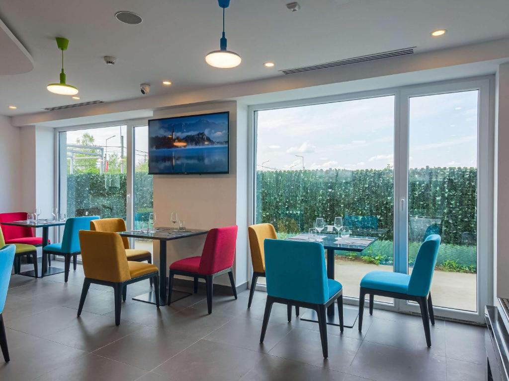 TV a/nebo společenská místnost v ubytování Ibis Styles Bucharest Airport