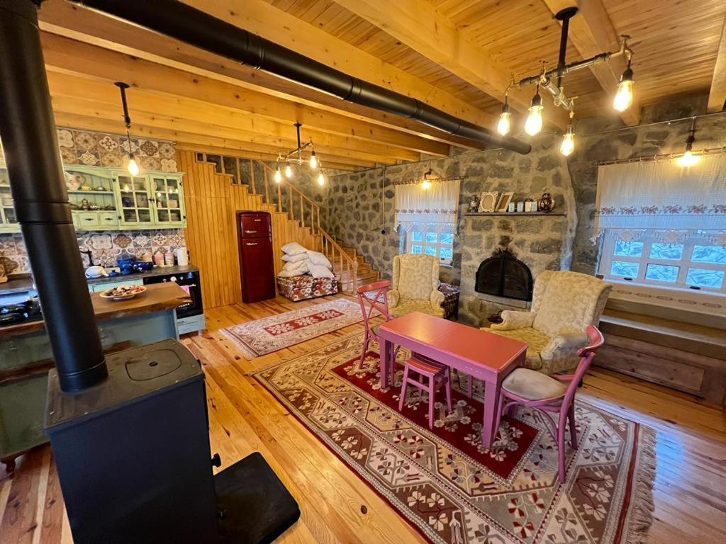 uma sala de estar com uma mesa e um fogão em My Villa em Trebizonda