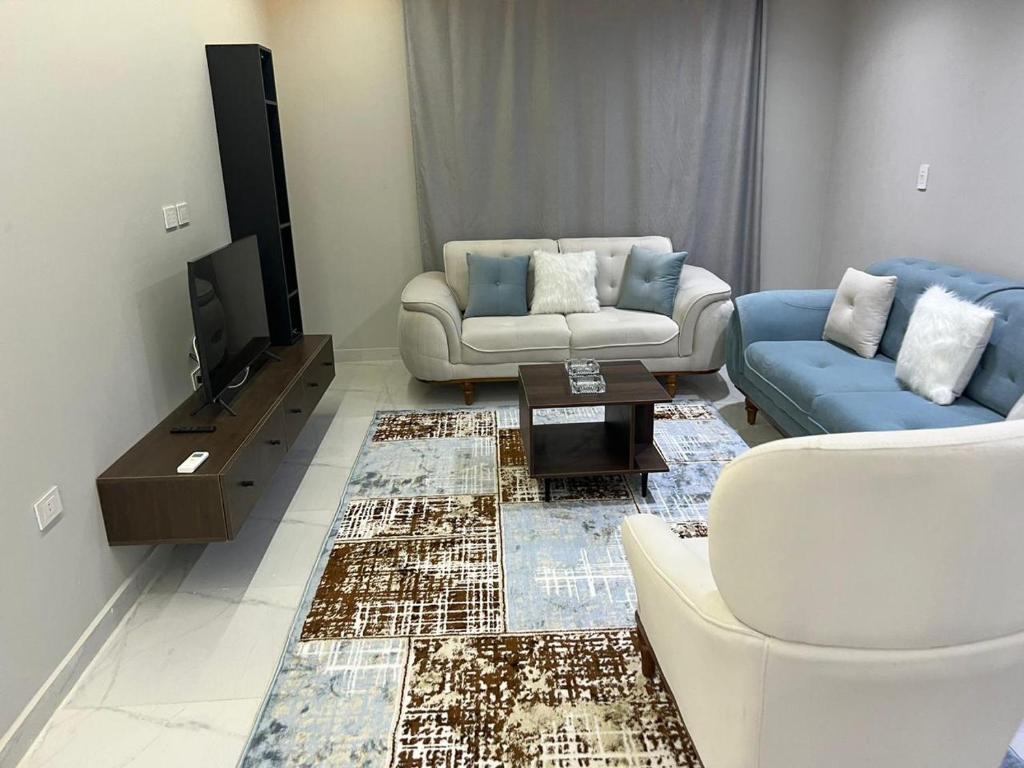 ein Wohnzimmer mit einem Sofa und einem TV in der Unterkunft الفتح / المنيل / د ٤ in Kairo