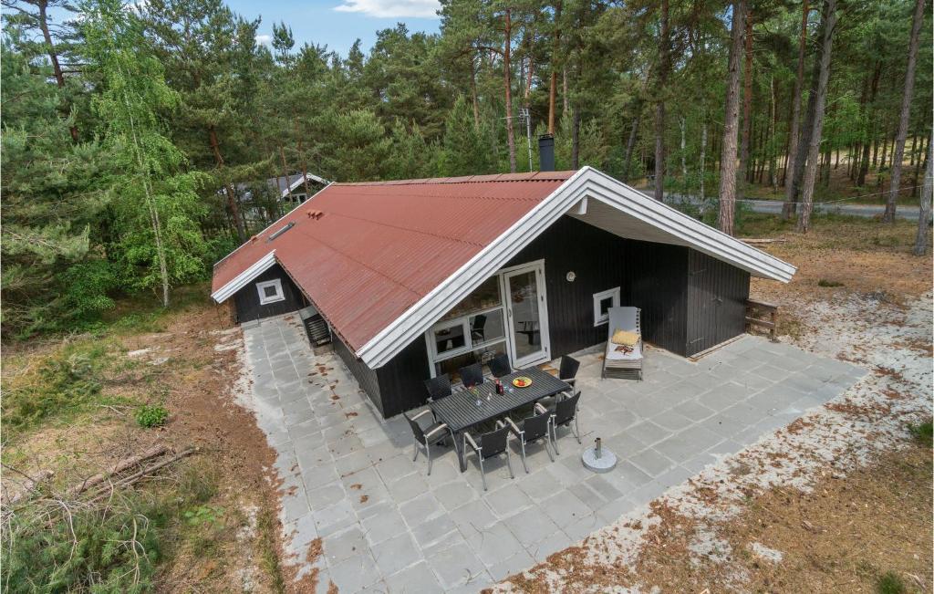 una vista aérea de una casa pequeña con mesa y sillas en Beautiful Home In Nex With Sauna, en Vester Sømarken