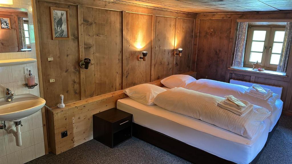 Postel nebo postele na pokoji v ubytování Hotel Tschuggen Davos