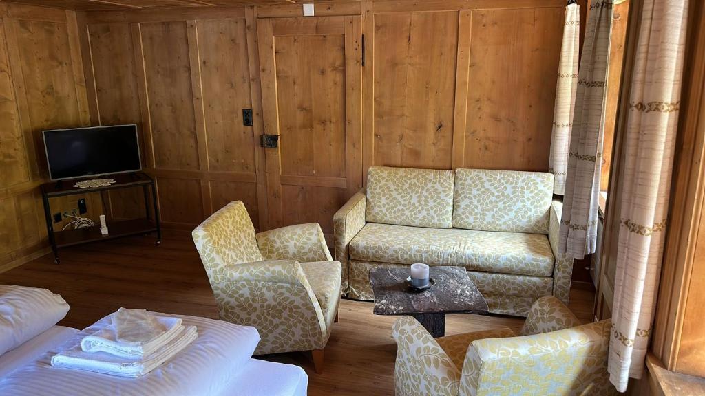 TV a/nebo společenská místnost v ubytování Hotel Tschuggen Davos