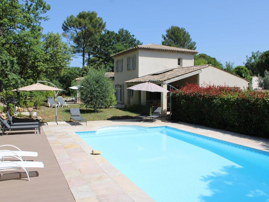 ロルグにあるSpacious holiday home in Lorgues with private poolの家の前のスイミングプール