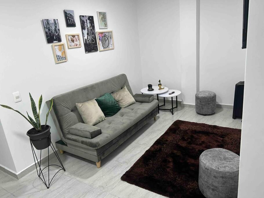 sala de estar con sofá y mesa en Lindo apartamento Medellín zona céntrica en Medellín