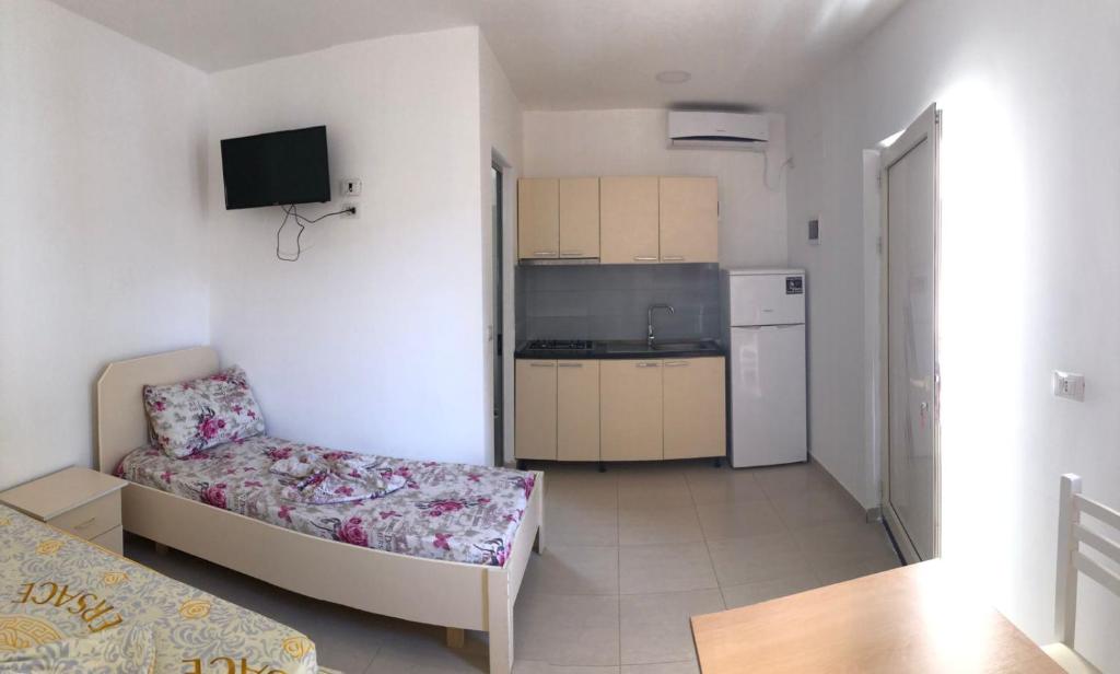 Kuchyň nebo kuchyňský kout v ubytování Hotel Gjinaj