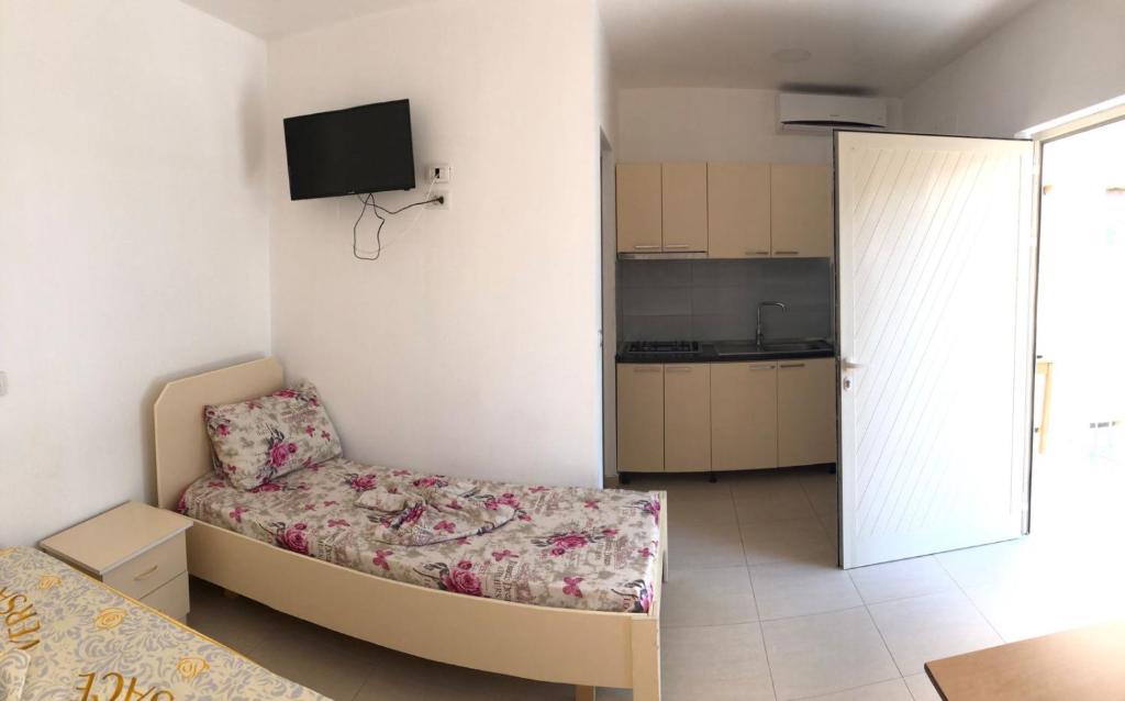 Postel nebo postele na pokoji v ubytování Hotel Gjinaj