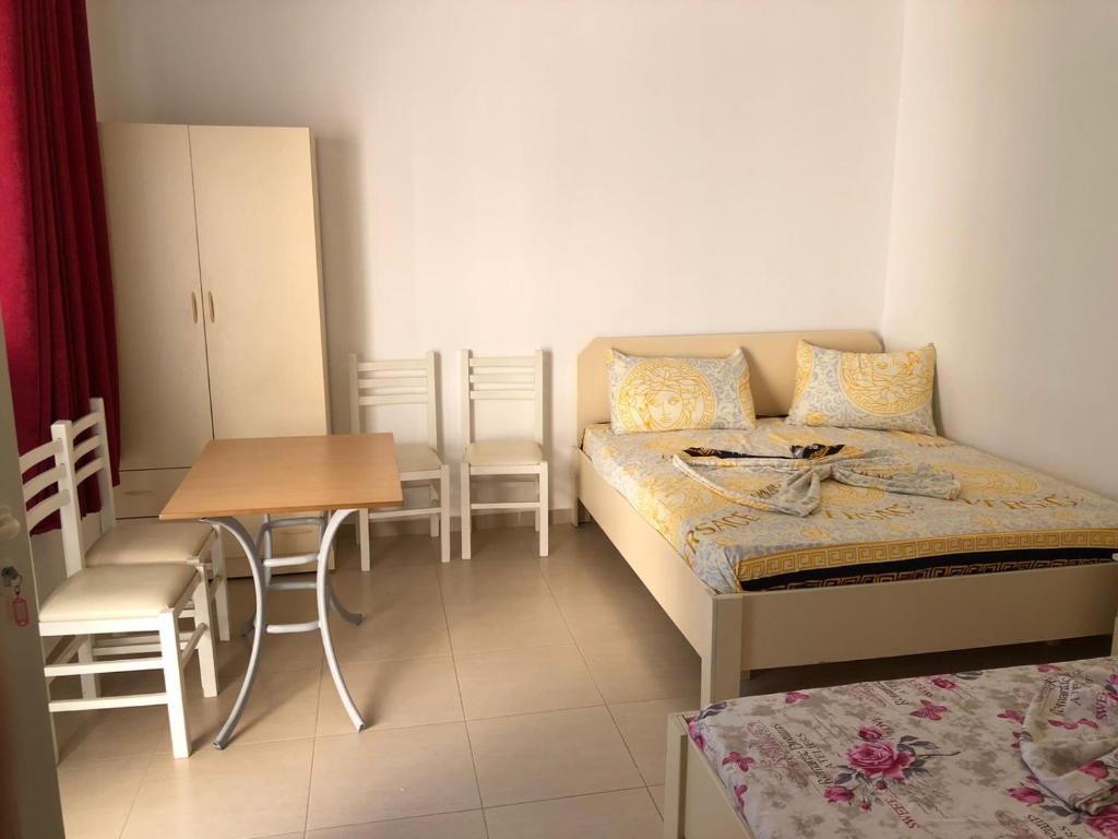 Postel nebo postele na pokoji v ubytování Hotel Gjinaj