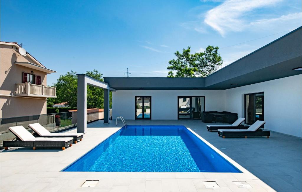 una piscina en el patio trasero de una casa en 3 Bedroom Nice Home In Nedescina, en Nedeščina