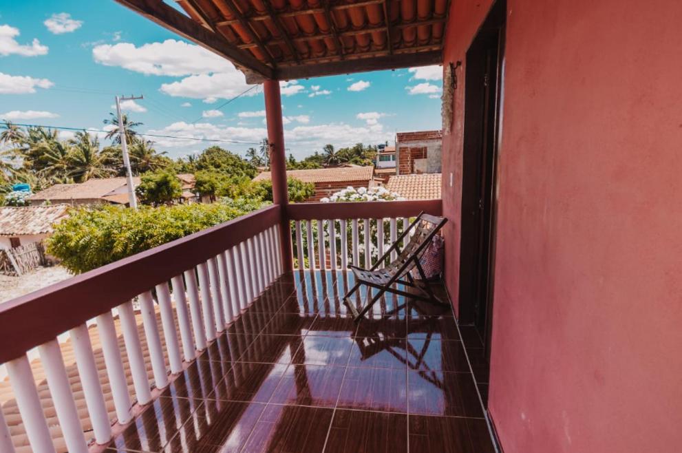 - un balcon d'une maison avec un banc dans l'établissement Sobrado do Eduardo, à Barra Grande