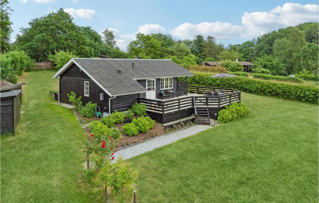 - une vue aérienne sur une maison avec un jardin dans l'établissement Cozy Home In Tranekr With Kitchen, à Tranekær