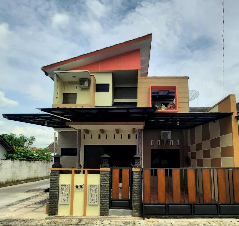 Umah Karet Homestay في ماغيلانغْ: منزل عليه الكثير من الألوان