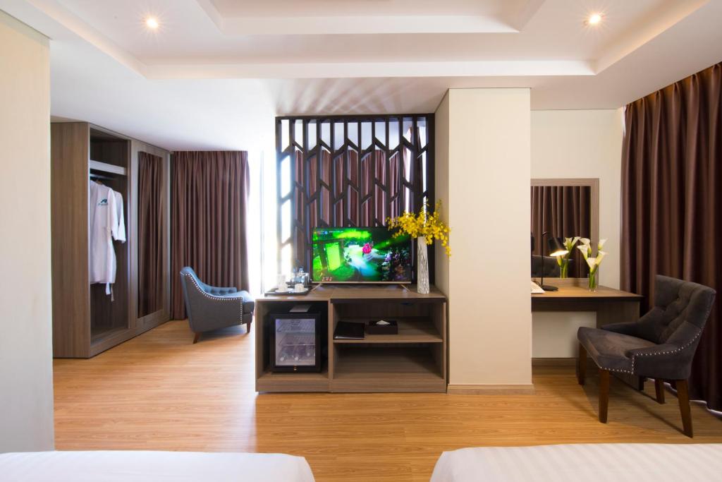 Junior Suite Twin with Sea View and Balcony