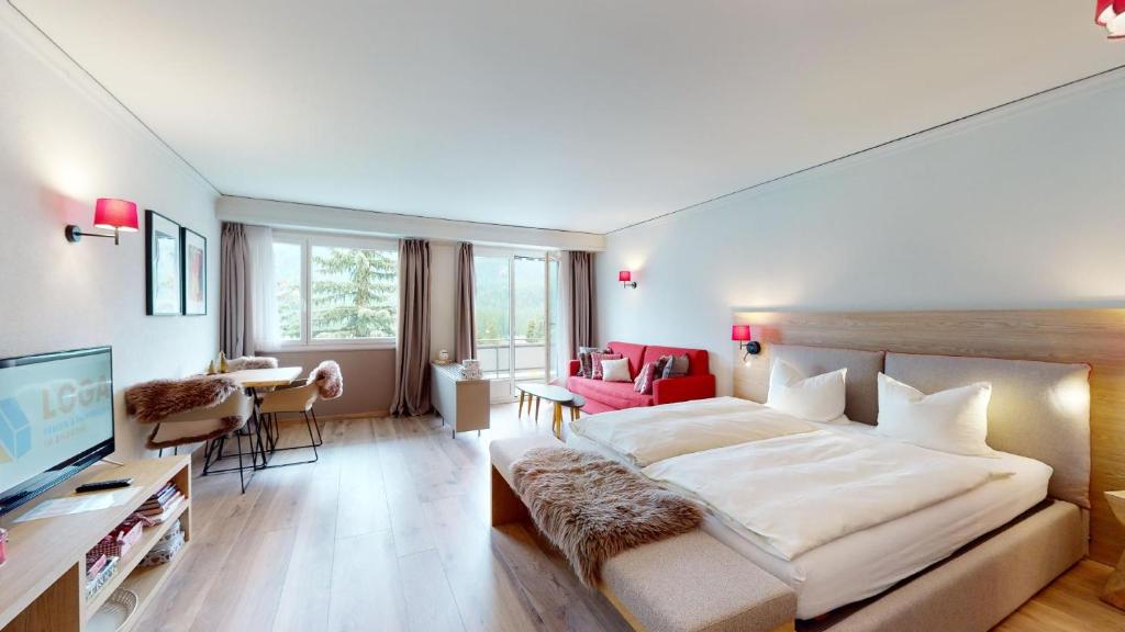 um quarto com uma cama grande e uma sala de estar em Abitaziun Europa 302 - Champfèr em Champfer