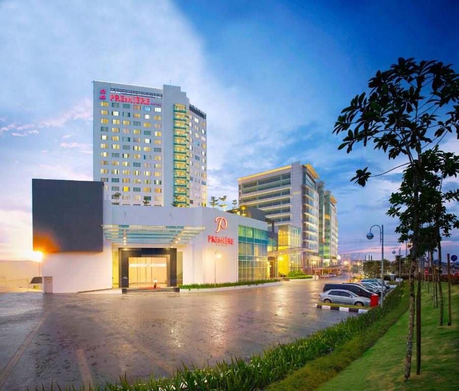 un grande edificio con auto parcheggiate in un parcheggio di Premiere Hotel a Klang