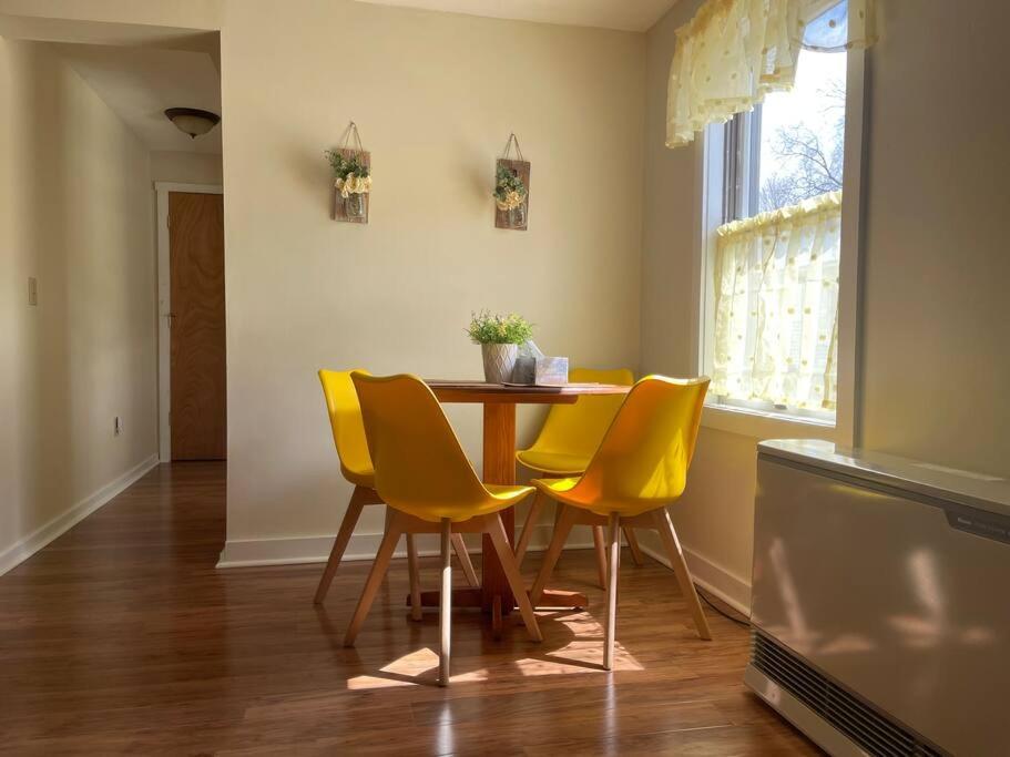 uma sala de jantar com uma mesa e cadeiras amarelas em Entire apartment . Lincoln 2 Bedroom, 3 Bed em Lincoln