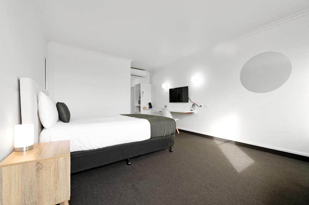 Coach House Launceston - Deluxe Queen Room
