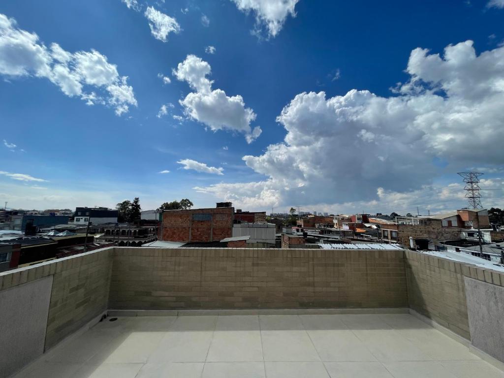 uma vista da cidade a partir do telhado de um edifício em Hermoso apartamento con terraza, excelente ubicación cerca al centro de la ciudad em Bogotá