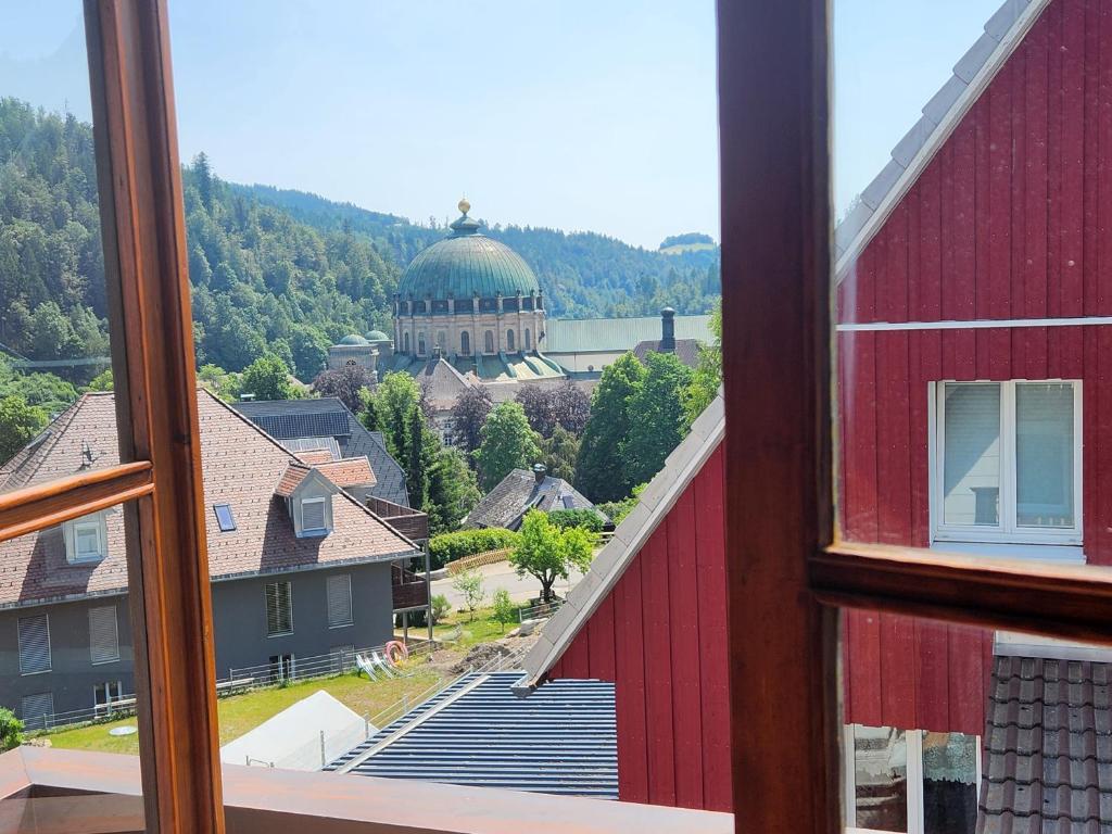 een uitzicht vanuit een raam van een rood gebouw bij Ela Vital Ferienwohnung in St. Blasien