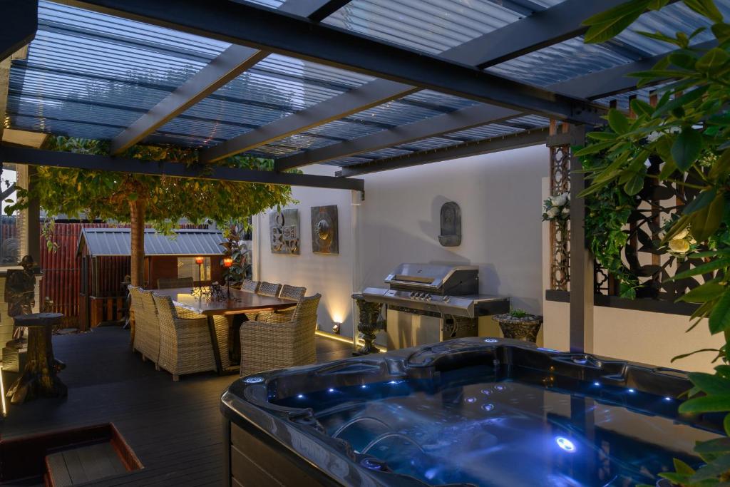 a jacuzzi tub in the middle of a patio at Bakers Retreat in Hobart