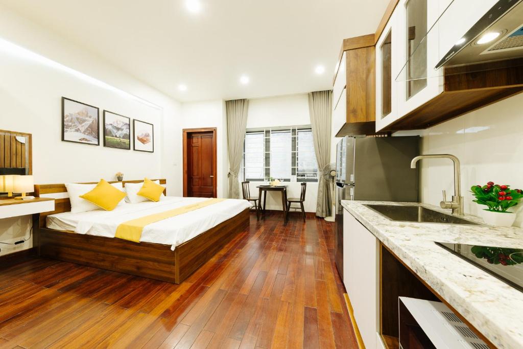 Habitación de hotel con cama y cocina en Hi Home Residences Ba Dinh Ha Noi, en Hanói