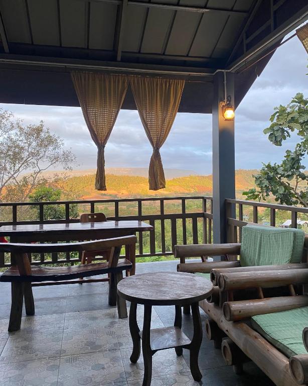 ภูคำฮ้อมคลิฟฟ์ลอดจ์ แอนด์ โฮมสเตย์ Phu come home cliff Lodge & Homestay - Triple Chambre Avec Balcon