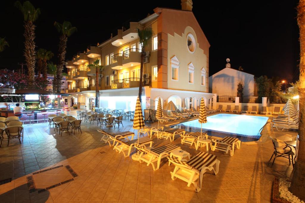 Bazén v ubytování Fidan Apart Hotel nebo v jeho okolí