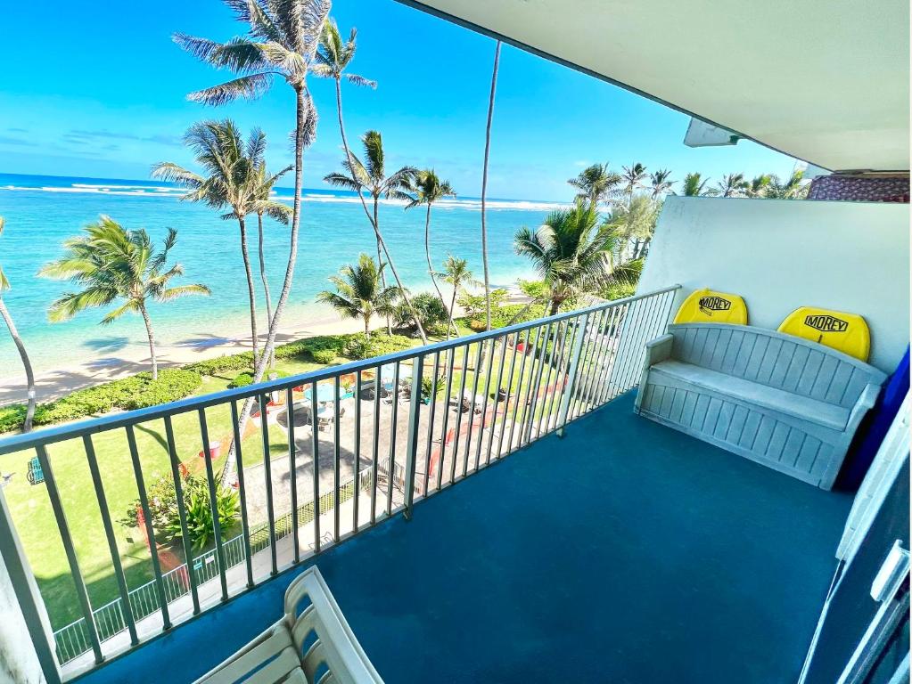 Beachfront Condo with Amazing Views and AC!, Laie, USA