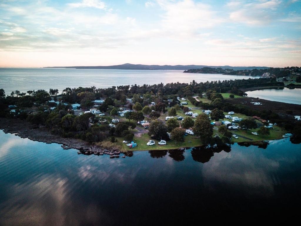 una vista aérea de una pequeña isla en el agua en Reflections Eden - Holiday Park en Eden