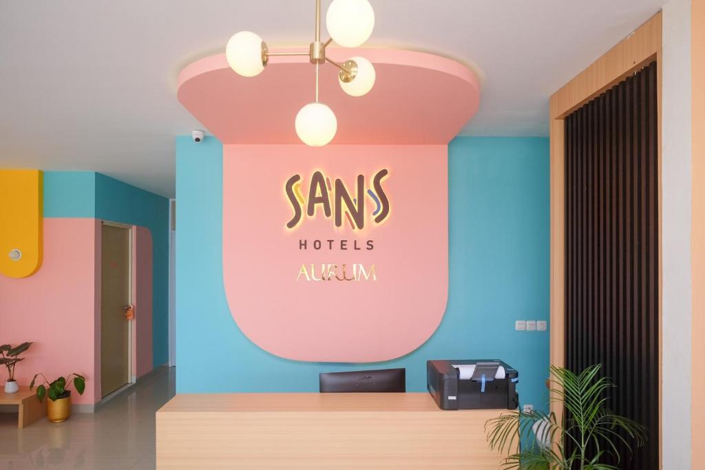 TV a/nebo společenská místnost v ubytování Sans Hotel Aurum Majapahit Semarang
