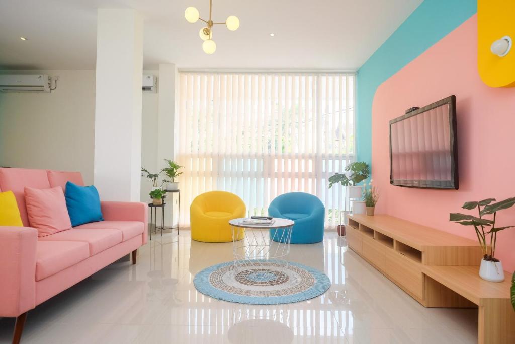TV a/nebo společenská místnost v ubytování Sans Hotel Aurum Majapahit Semarang