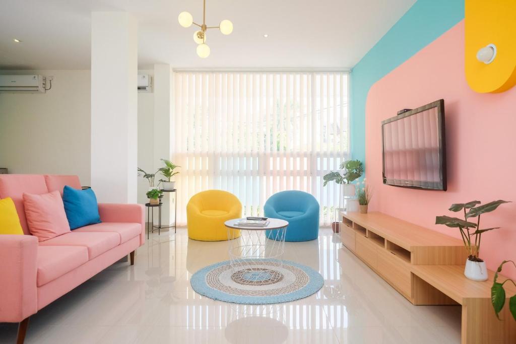 TV a/nebo společenská místnost v ubytování Sans Hotel Aurum Majapahit Semarang