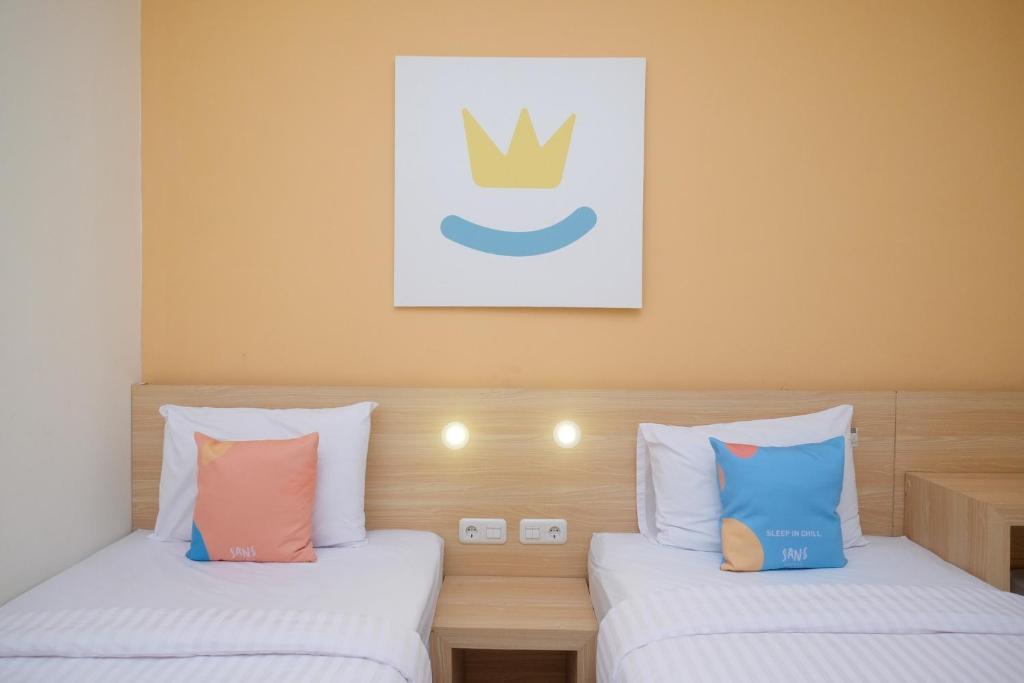 Postel nebo postele na pokoji v ubytování Sans Hotel Aurum Majapahit Semarang
