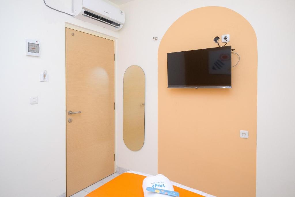 TV a/nebo společenská místnost v ubytování Sans Hotel Aurum Majapahit Semarang
