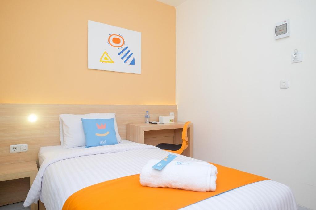 Postel nebo postele na pokoji v ubytování Sans Hotel Aurum Majapahit Semarang
