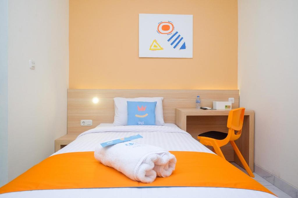 Postel nebo postele na pokoji v ubytování Sans Hotel Aurum Majapahit Semarang