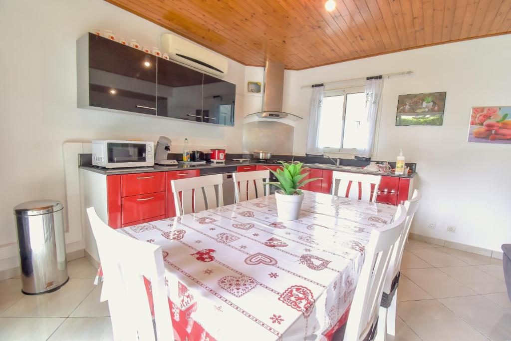 Kuchyň nebo kuchyňský kout v ubytování AU MEUBLE DURANTAS