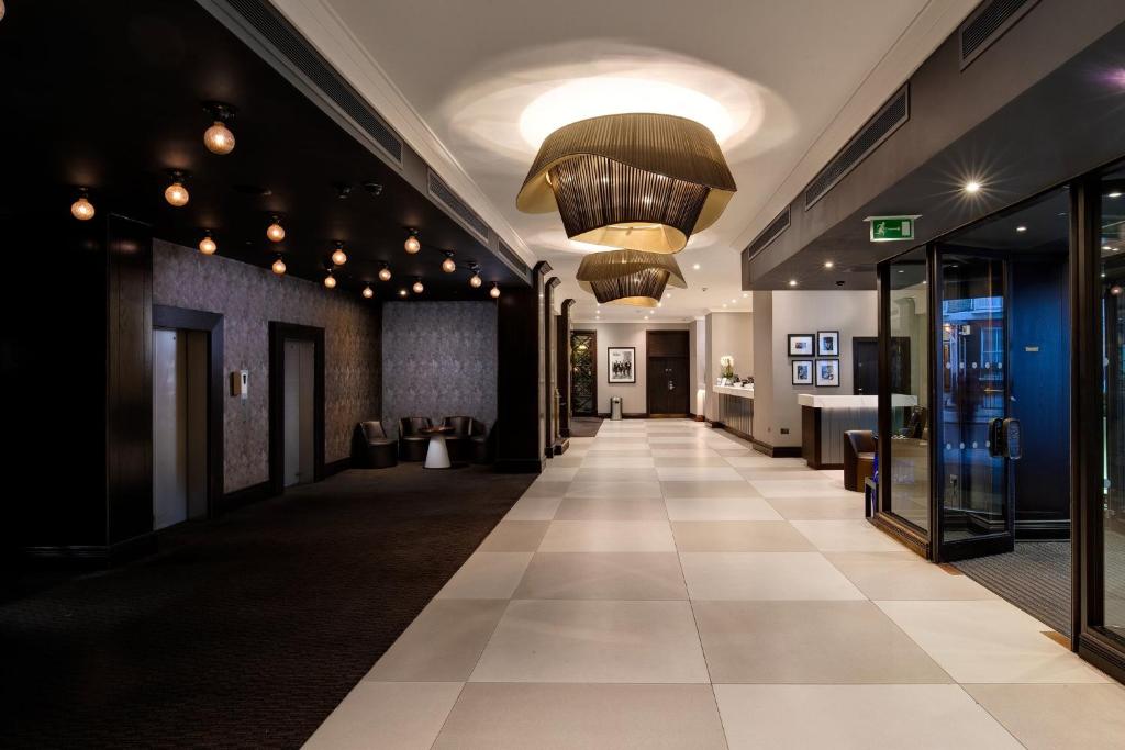 Lobby o reception area sa President Hotel