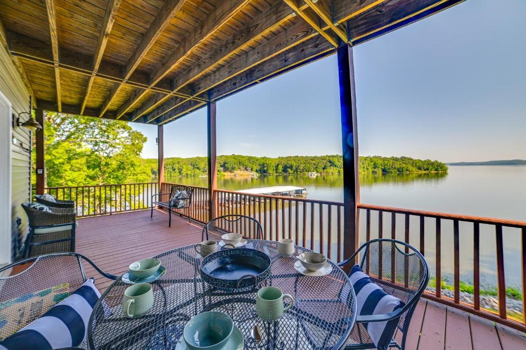 een eettafel op een terras met uitzicht op het water bij Lakefront Murray Vacation Rental with Deck and Views! in Faxon